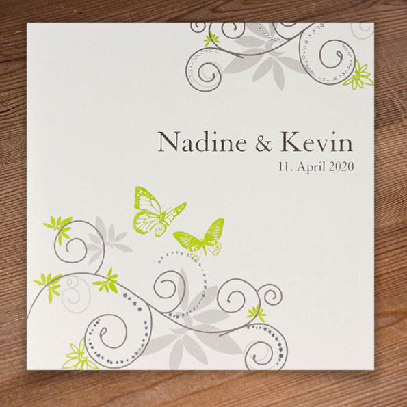 Hochzeitseinladungen, Grün und Schmetterlinge – vergrößerte Abbildung Weiße Hochzeitseinladungen mit grünen Akzenten und Schmetterlingen, sowie grauen Blumenranken.