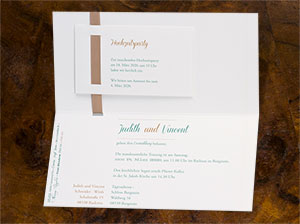 Aufgeklappte Karte – vergrößerte Abbildung Aufgeklappte Karte mit einem kleinen Zusatzkärtchen