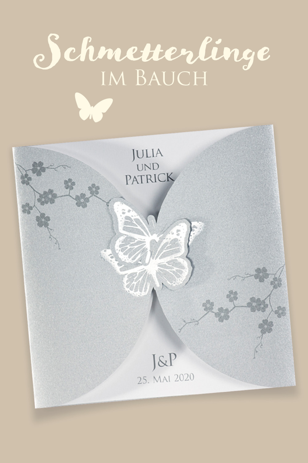 Silberne Einladungskarten mit zwei verschlungenen Schmetterlingen als Verschluss.