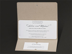 Abbildung der aufgeklappten Hochzeitseinladung – vergrößerte Abbildung Abbildung der aufgeklappten Hochzeitseinladung