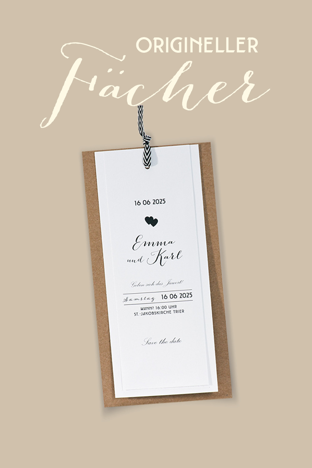 Drei zusammengeknüpfte Blätter aus stabilem, weißen Karton. Einladungskarte im Vintage-Style.