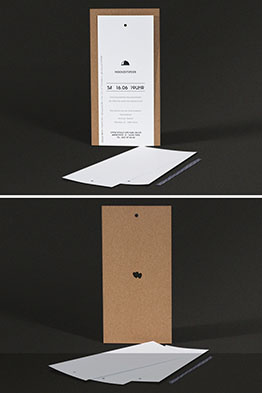 Einzelne bedruckte Einleger vor der aufgestellten, braunen Hochzeitseinladung liegend.