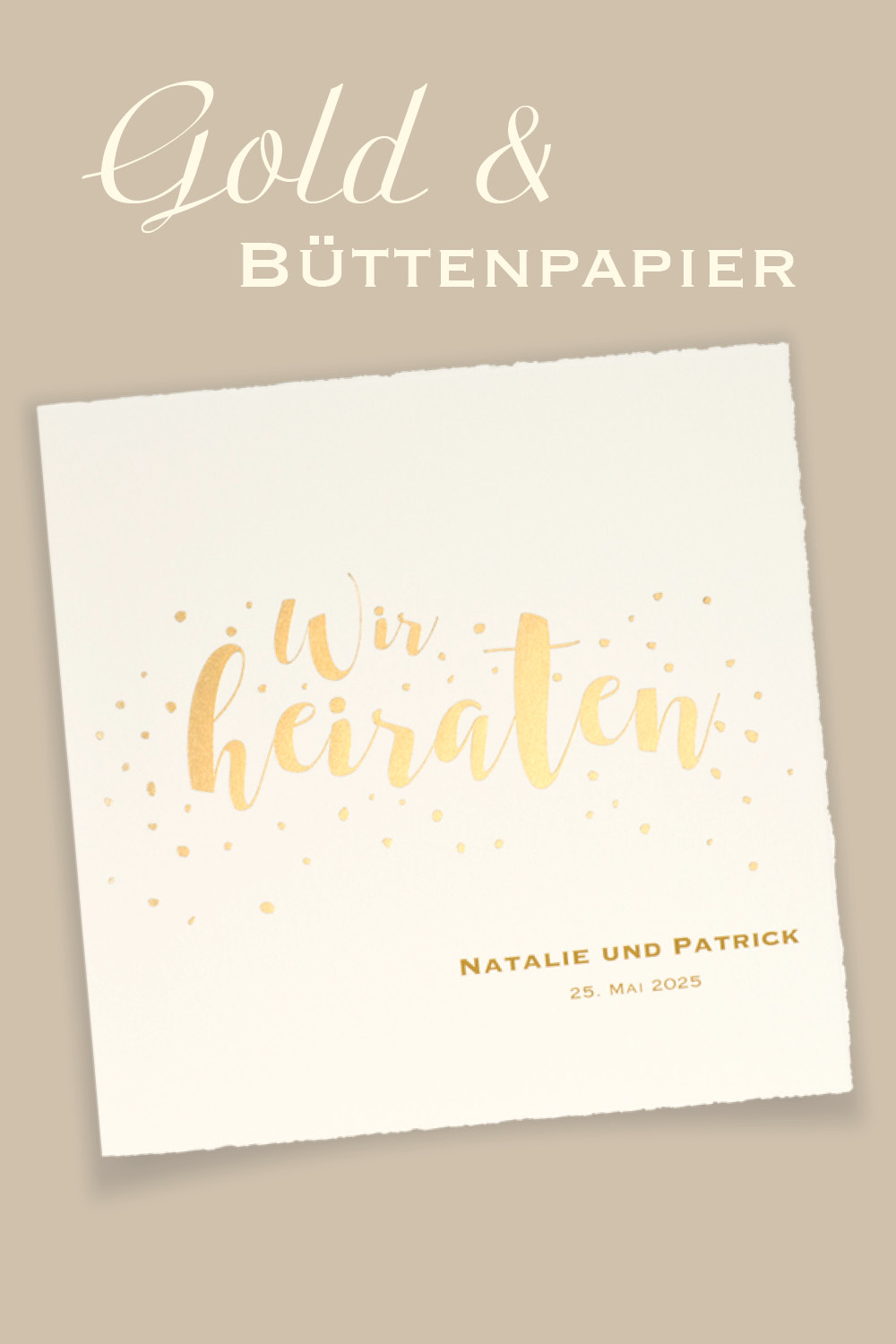 Bütten-Einladungskarten zur Hochzeit, mit goldener Schrift. Goldene Konfettis wirbeln um den Text. Die Karten werden nach links aufgeklappt.