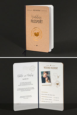 Aufgestellte und aufgeklappte und bedruckte Einladungskarte.