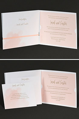 Die gedruckte Hochzeitseinladung mit den beiden Zusatzkärtchen