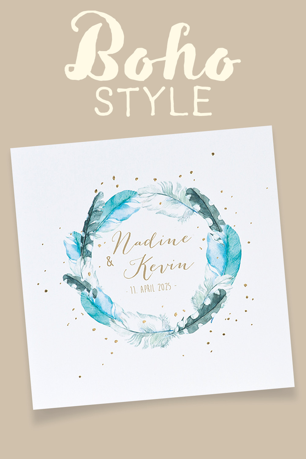 Quadratische Einladungskarte mit Federkranz- Aquarell in Blautönen und goldenen Konfettis.