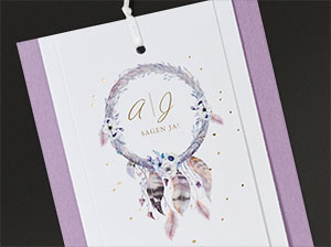 Vergrößerte Abbildung Auf das Deckblatt aufgedruckter Traumfänger mit vielen Federn.