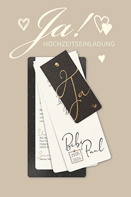 Hochzeitseinladungen als Fächer. Edle Materialien, wie perlmuttartig schillernder cremefarbener Karton oder schwarzer, golden schillernder Metallic-Karton. Zusammengefasst werden vier Blätter durch eine Messing-Niete.