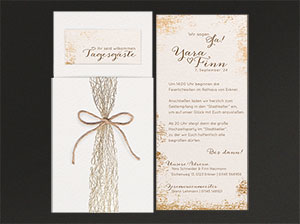 Vergrößerte Abbildung Die Karte mit Texteinleger, Hülle und Zusatzkärtchen nebeneinander liegend.