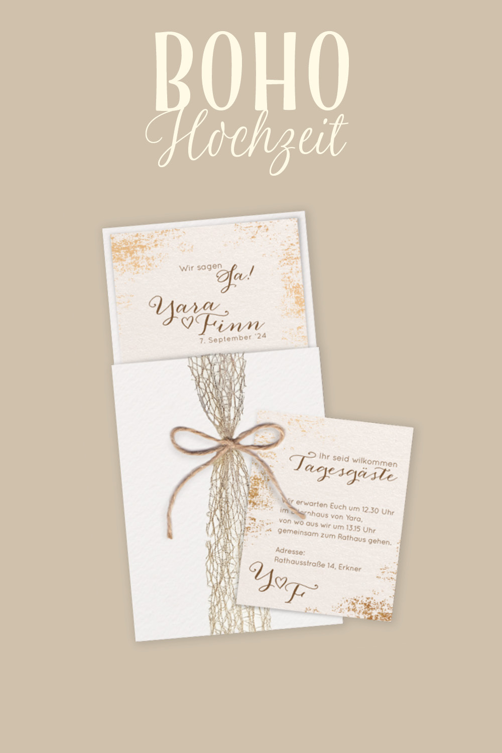 Einladungskarten zur BoHo Hochzeit mit goldenem Spitzenband und kleiner Zusatzkarte.