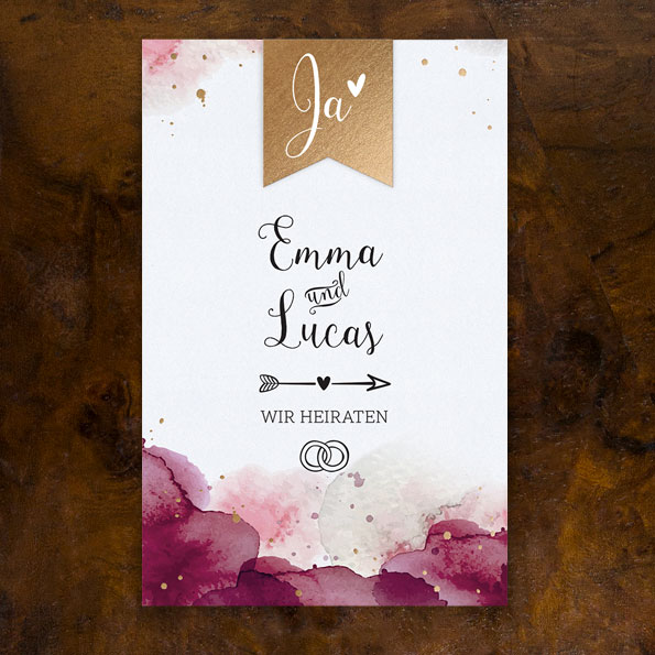 Vergrößerte Abbildung der Hochzeitseinladung Abbildung der Lila Aquarell-Einladungskarten mit angestecktem, goldenen Etikett.