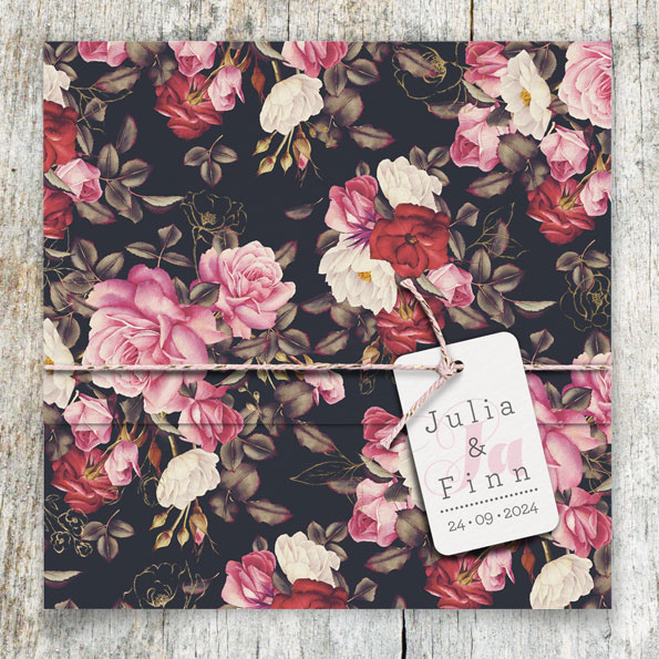 Vergrößerte Abbildung der Einladungskarten zur Hochzeit Hochzeitseinladungen mit Rosen-Aquarell. Gefertigt aus mattem Aquarellkarton, in Form einer Tasche. Verschlosen werden die Karten mit einer Kordel. An die Kordel können kleine Kärtchen angeknüpft werden.