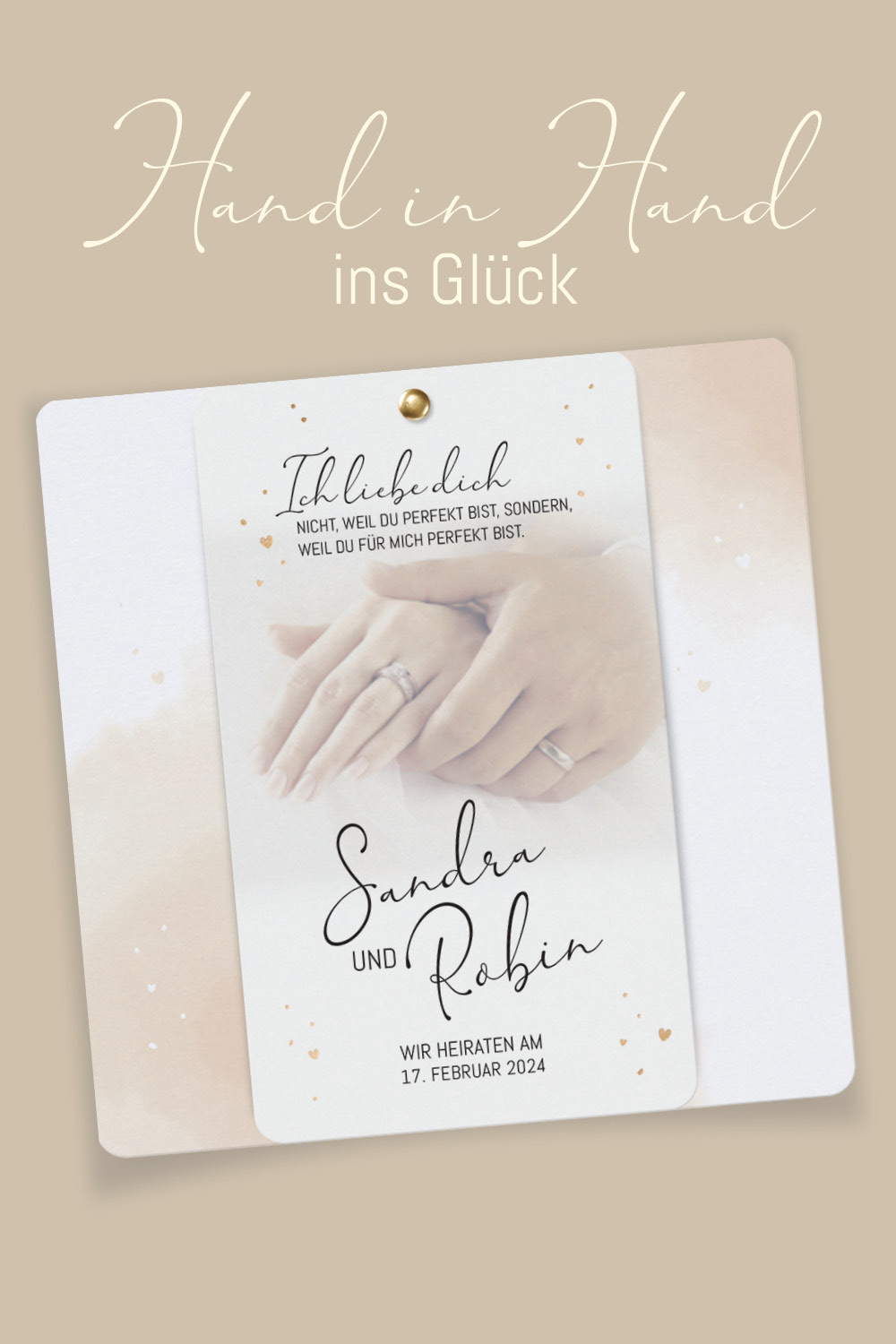 Hochzeitseinladung in zarten Apricot-Tönen mit zwei abgebildeten verschlungenen Händen.