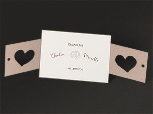 Foto der aufgeklappten Hochzeitskarte. Foto der aufgeklappten Hochzeitskarte.