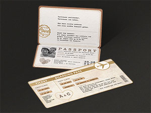 Vergrößerte Abbildung Darstellung der aufgeklappten Hochzeitseinladungen.