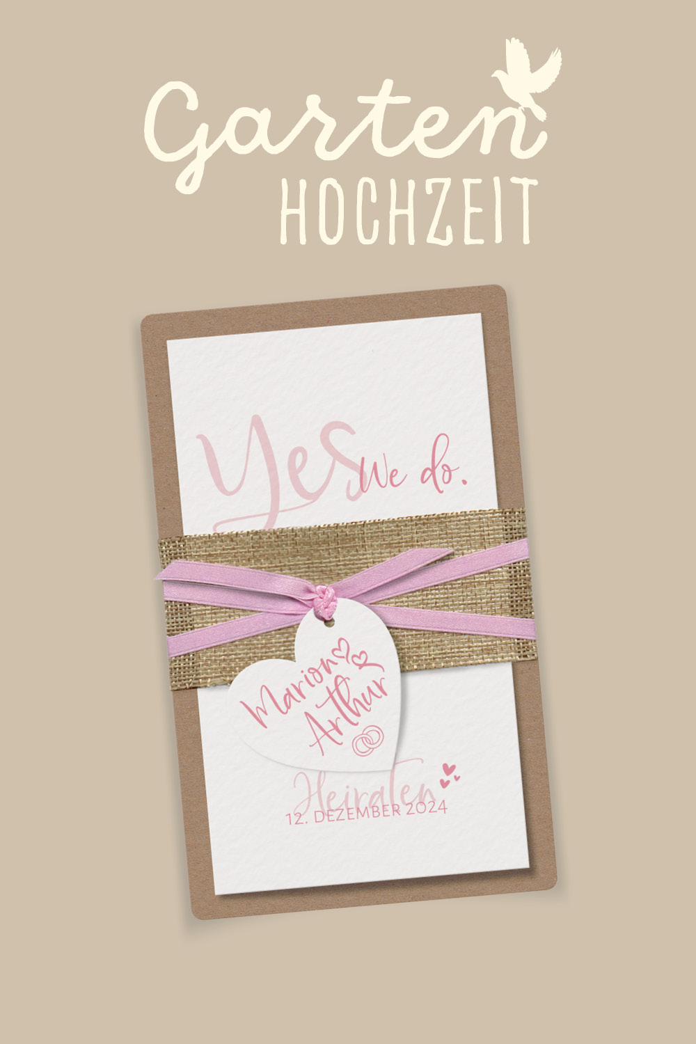 Einladungskarten zur Hochzeit oder Gartenhochzeit. Brauner Kraftkarton dient als Träger für eine klappbare Karte aus cremefarbenem Aquarellkarton. Banderole aus natürlicher Jute und einem rosa Satin-Bändchen.