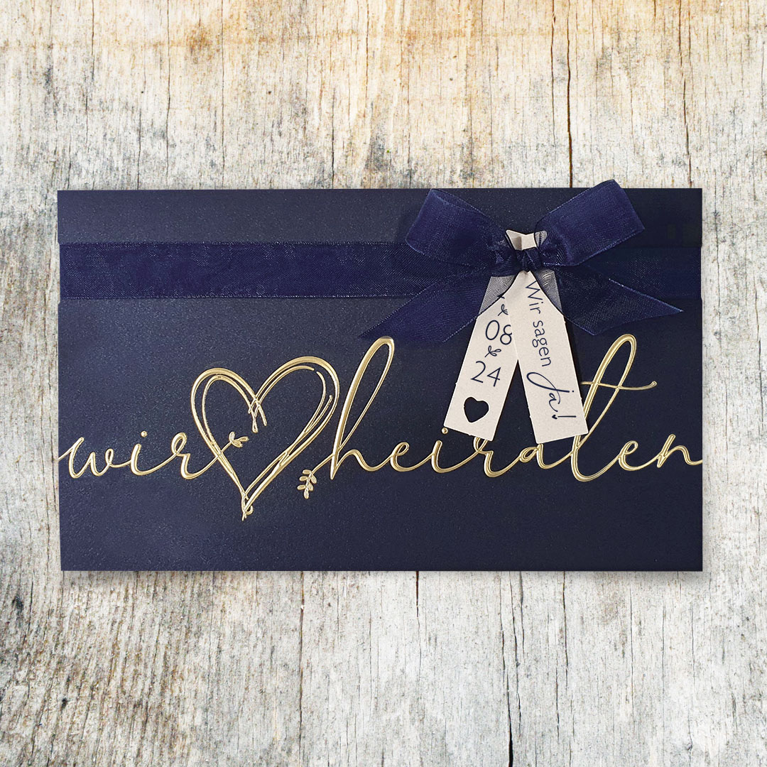 Vergrößerte Abbildung Blaue Hochzeitseinladung mit goldener Schrift und blauer Schleife