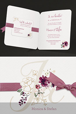 Aufgeklappte Einladungskarte mit gedruckten Einladungstexten.