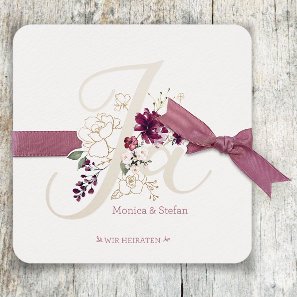 Vergrößerte Abbildung Hochzeitseinladungen, altrosa und romantisch. Matter, strukturierter Naturkarton in Kombination mit goldenen Foliendruck-Elementen. Blumendekor, sowie ein Satin-Band in Altrosa.