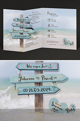 Aufgeklappte und mit Texten bedruckte Karte. Dreiseitig, Leporellofalz.