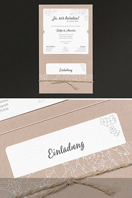 Aufgeklappte Hochzeitseinladung mit kleinen Zusatzkärtchen.