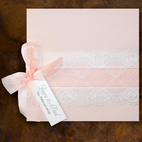 Rosa Hochzeitseinladungen mit Spitze – vergrößerte Abbildung Romantische, rosa Hochzeitseinladungen mit Spitze und Organza-Bändchen.