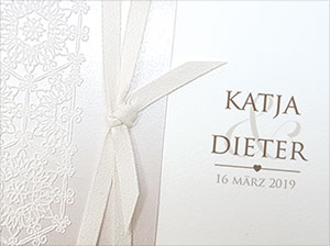 Detailaufnahme des Spitzenmusters und der Schleife – vergrößerte Abbildung Detailaufnahme des Spitzenmusters und der Schleife