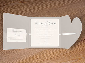 Aufgeklappte Einladungskarte – vergrößerte Abbildung Aufgeklappte Einladungskarte zur Hochzeit