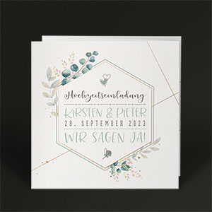 Vergrößerte Abbildung Leicht geöffnete Hochzeitskarten mit Eukalyptus-Zweigen