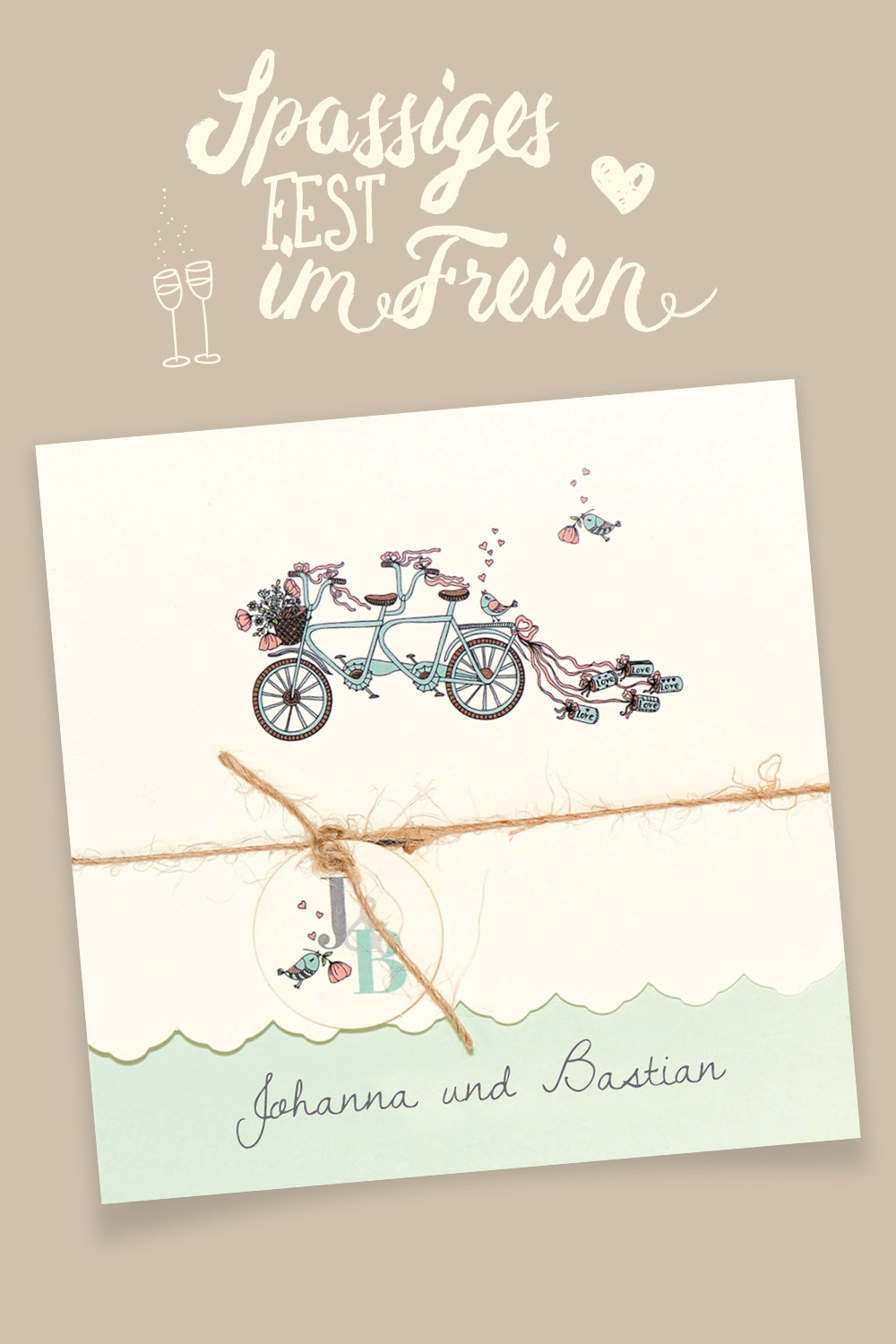 Einladungskarte mit gezeichnetem Tandem, Blumen und Vögeln. Cremefarbener Hintergrund, hellgrünen Innenseite.