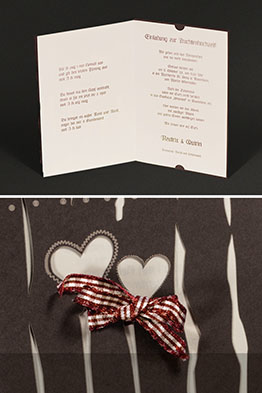 Die aufgeklappte Einladungskarte mit den gedruckten Einladungstexten.