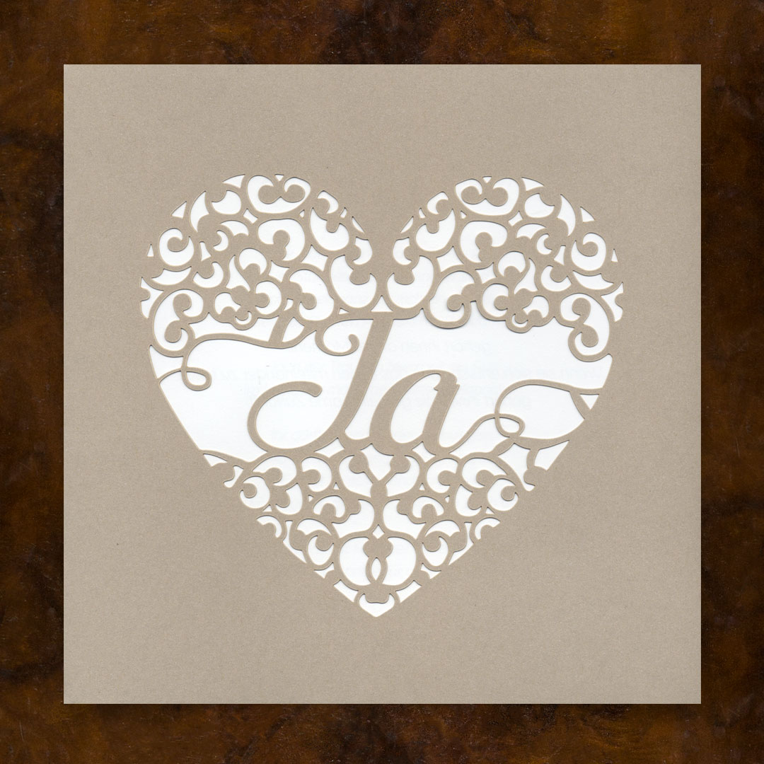 Vergrößerte Abbildung Cremefarbene Einladungskarte zur Hochzeit mit mittig ausgeschnittenem Herzen