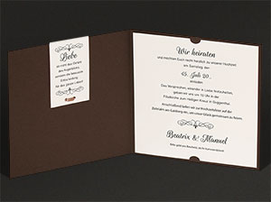 Vergrößerte Abbildung Aufgeklappte Einladungskarte mit Zusatzkärtchen und Texteinleger.