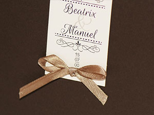 Vergrößerte Abbildung Detail des an die Karte angeknüpften Satin-Schleifchens.