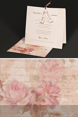 Aufgestellte und bedruckte Texteinleger der Einladungskarte.