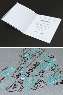 Aufgeklappte Einladungskarte mit bedrucktem Texteinleger.