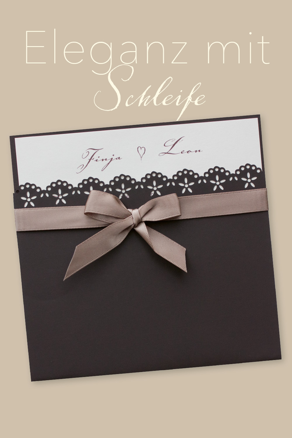 Braune Hochzeitseinladungen mit Satin-Schleife und blumenförmigen Stanzungen.