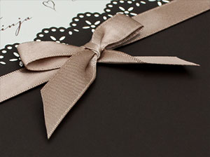 Detailaufnahme der Schleife – vergrößerte Abbildung Großes Detail der Satin-Schleife.