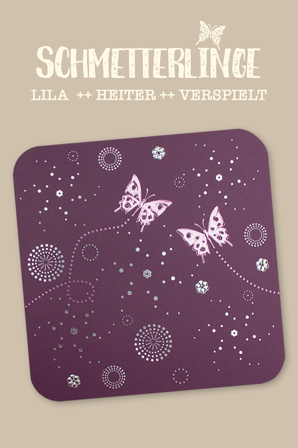 Lila Hochzeitseinladungen mit geprägten, glänzenden Schmetterlingen. Eine quadratische Karte mit abgerundeten Ecken.