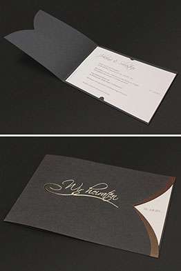 Aufgeklappte Darstellung der Hochzeitseinladungen