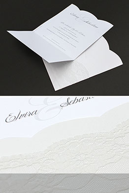 Die aufgklappte Karte, auf dem Umschlag liegend.