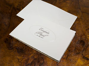 Vergrößerte Abbildung Ovale Prägung mit innerhalb gedruckten Texten.