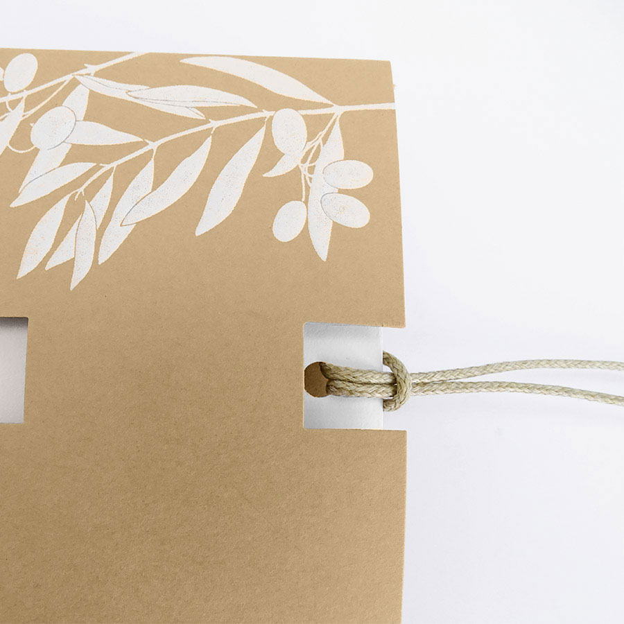 Vergrößerte Abbildung Braune Kordel an Einleger angeknüpft.