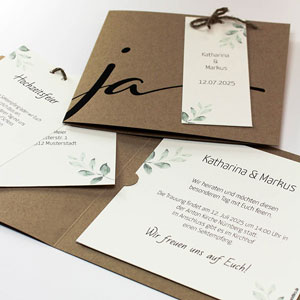 Vergrößerte Abbildung Konvolut aus Hochzeitseinladung und verschieden, bedruckten Zusatzkärtchen.