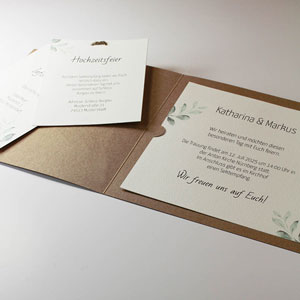 Vergrößerte Abbildung Aufgeklappte Einladungskarte mit dem bedruckten Texteinleger.