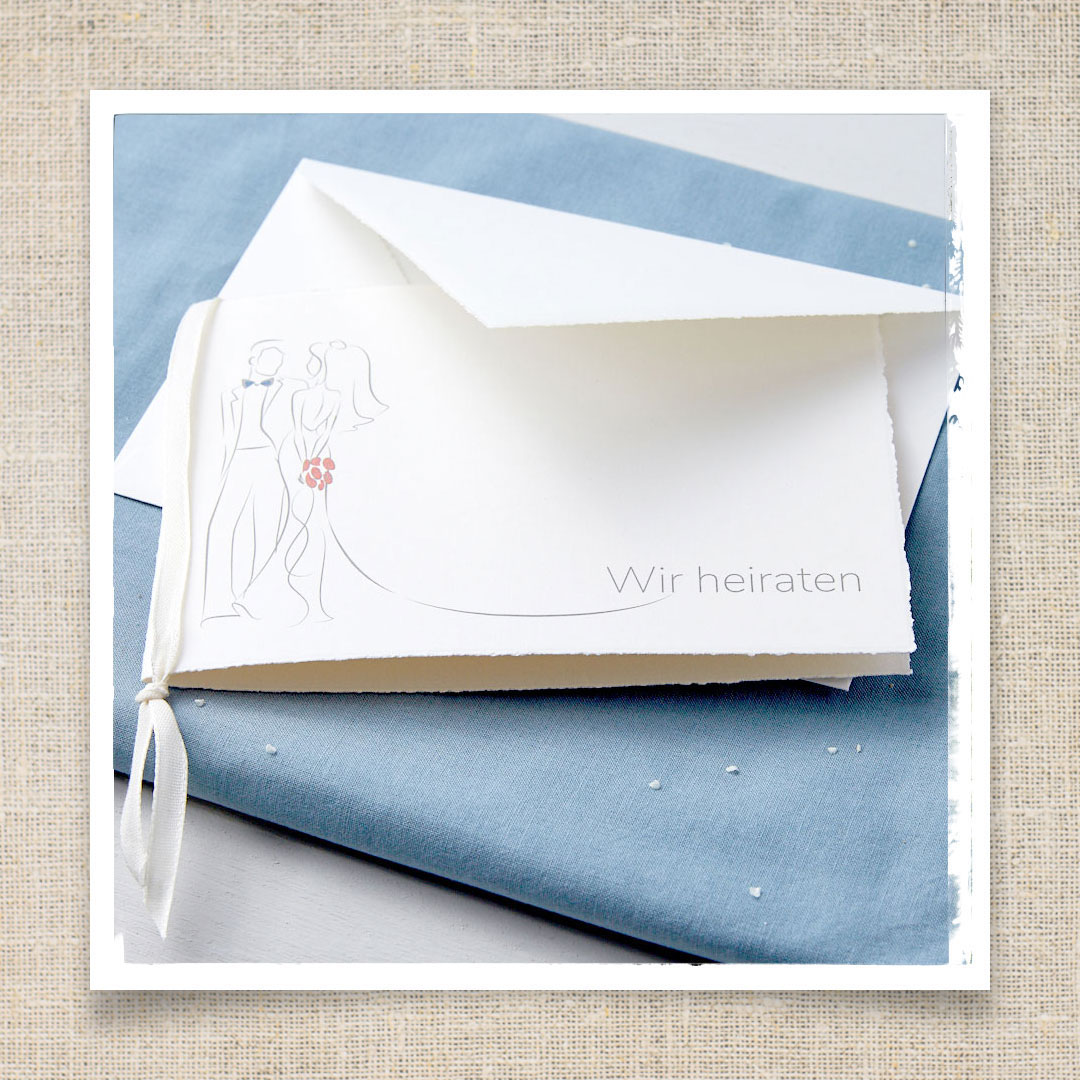 Vergrößerte Abbildung Weiße Hochzeitseinladungen mit Schleife und Kuvert.