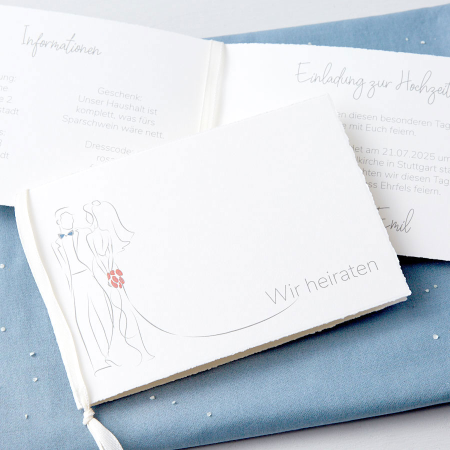 Vergrößerte Abbildung Geschlossene Hochzeitseinladung mit geöffneter dahinter.
