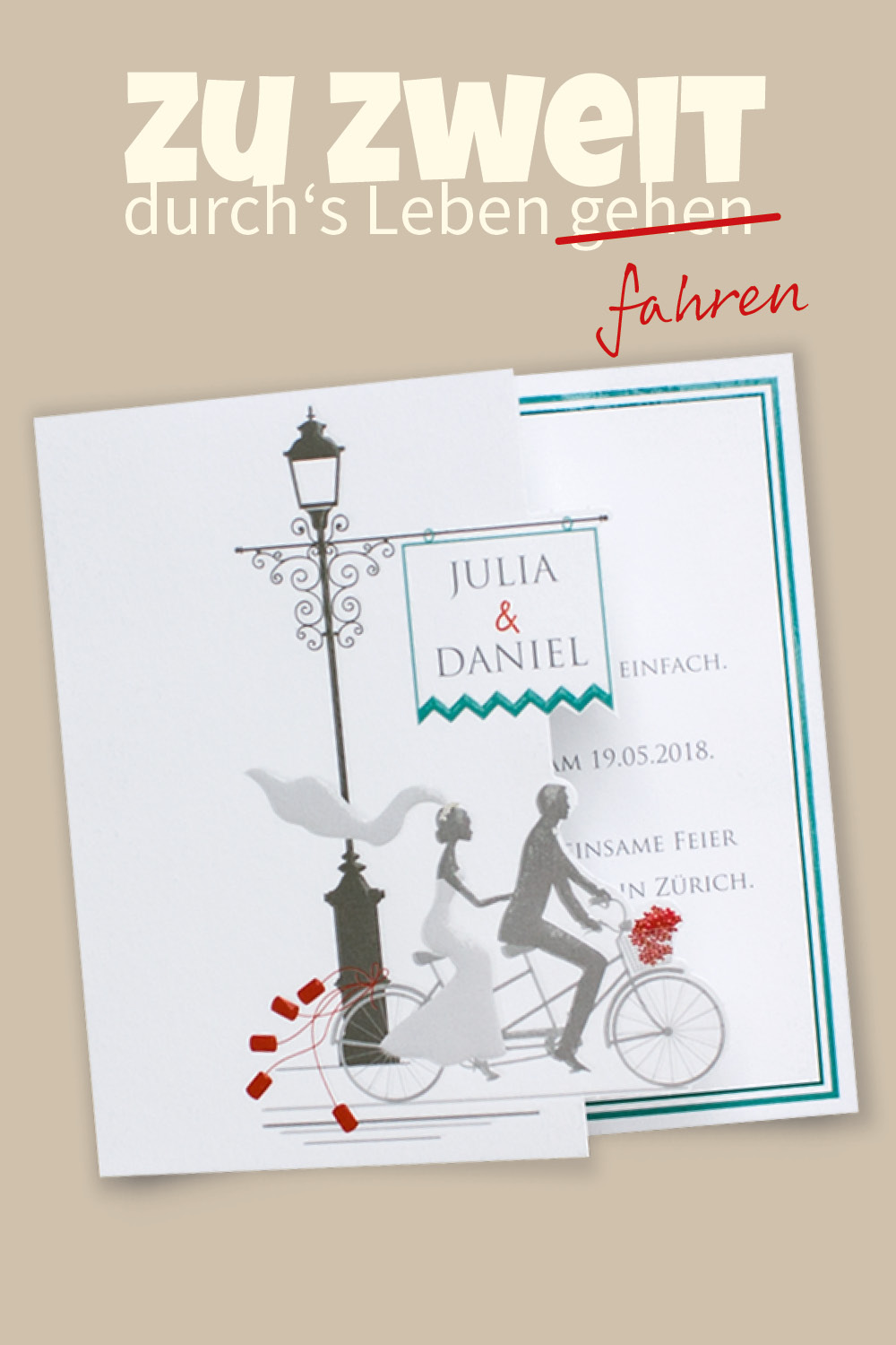 Brautpaar fährt auf einem Tandem. Weiße Hochzeitseinladungen mit mintgrünen und roten Akzenten