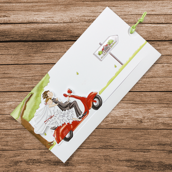 Witzige Hochzeitseinladungen – vergrößerte Abbildung Witzige Hochzeitseinladungen, Brautpaar auf rotem Roller, der Schleier der Braut flattert im Wind.