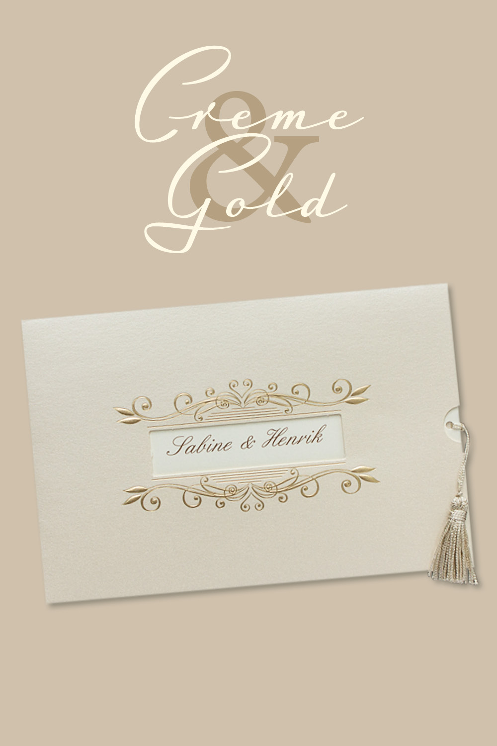 Cremefarbene, schillernde Hochzeitseinladung mit gestanztem Sichtfenster und goldenen, geprägten Blumenranken. Angeknüpfte, goldene Quaste